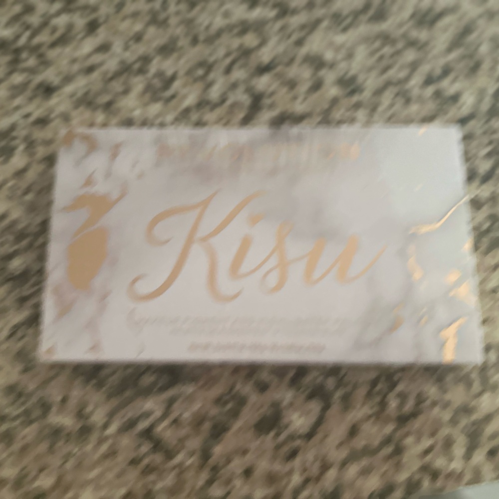 KISU EYESHADOW PALETTE